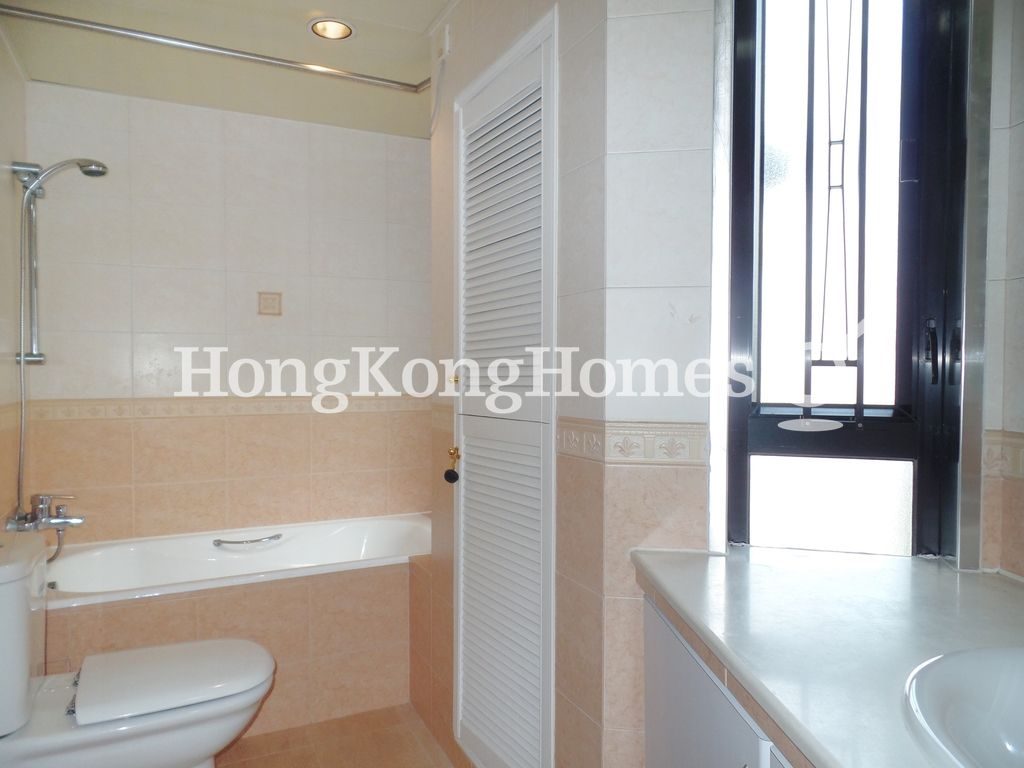Master Bathroom — Birchwood Place, Mid-levels Central