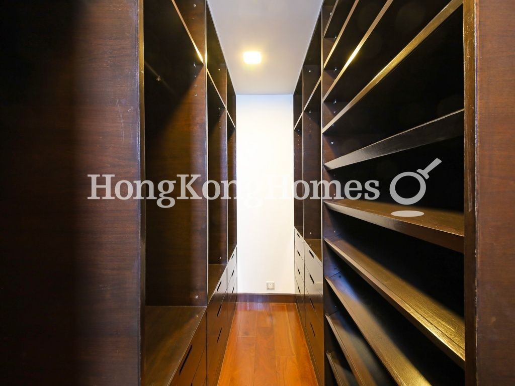 Walk-in Closet in Master Bedroom — 翠海別墅 - A座，薄扶林