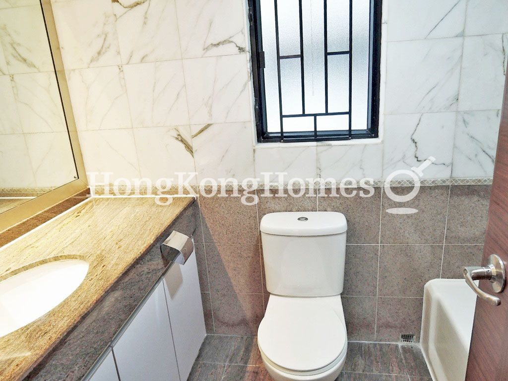 Master Bathroom — 嘉富麗苑 - 第02座，中半山