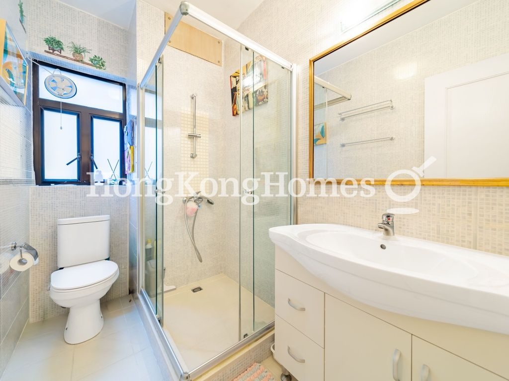 Guest Bathroom — 龍景樓，中半山