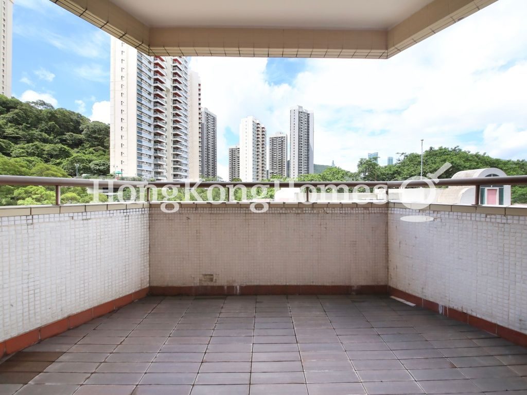 Balcony off Living and Dining Room — 愉富大廈 - B座，渣甸山