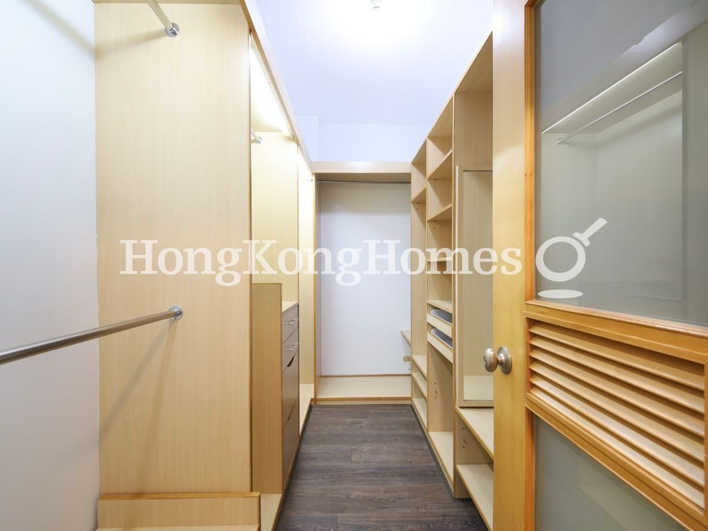 Walk-in Closet in Master Bedroom — 愉富大廈 - B座，渣甸山