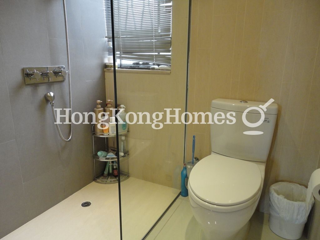 Guest Bathroom — 百年順大廈，中半山