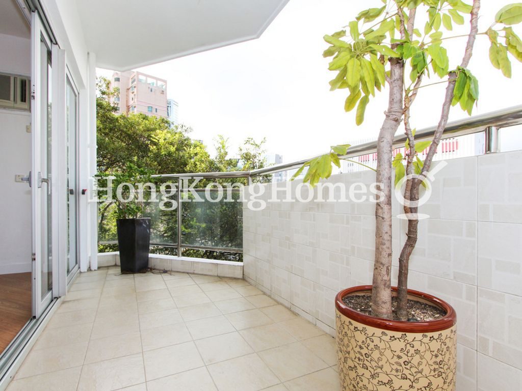 Balcony off Living and Dining Room — 六也別墅，跑馬地