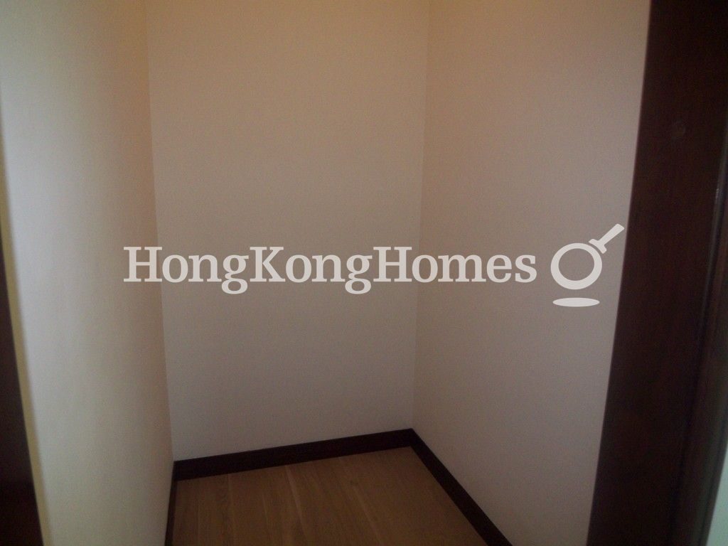 Walk-in Closet in Master Bedroom — 名門 - 第03座，渣甸山