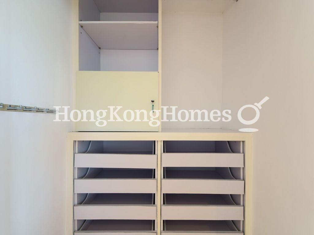 Walk-in Closet in Master Bedroom — 淺水灣道 37號 - 第01座，淺水灣