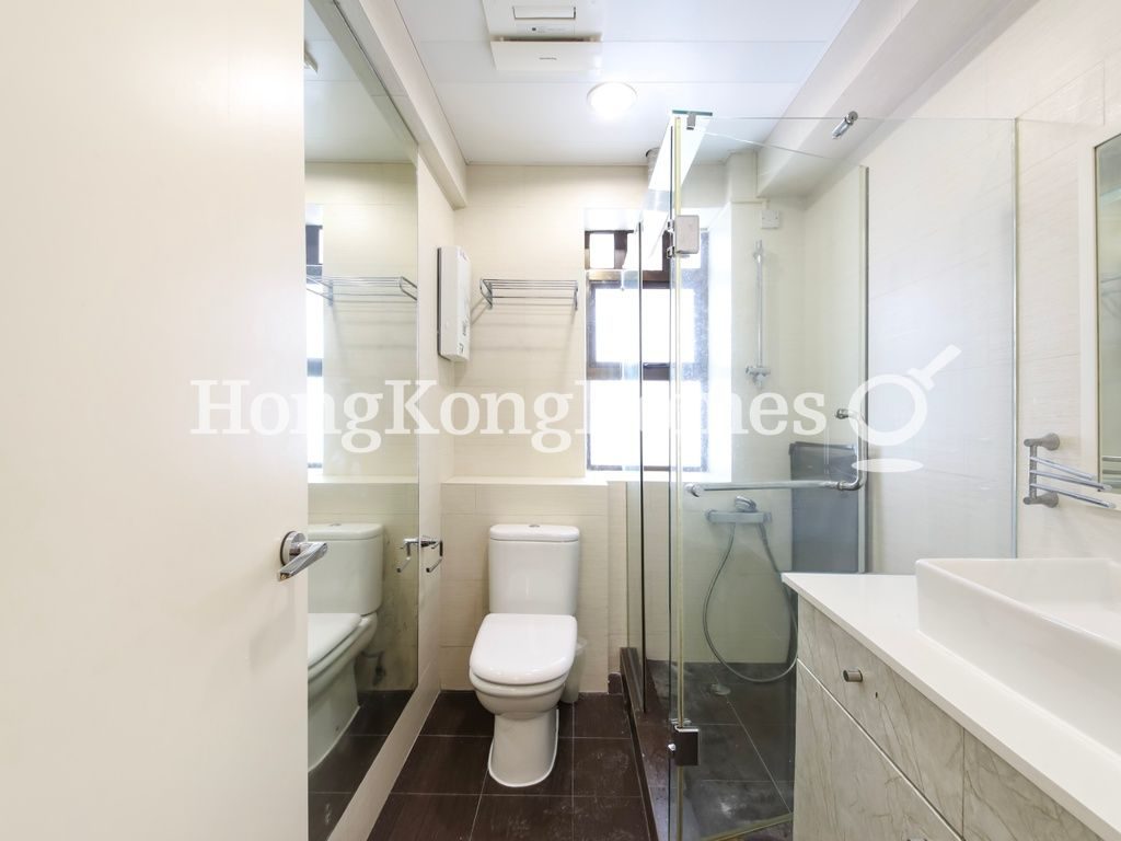 Guest Bathroom — 麥當奴大廈，中半山