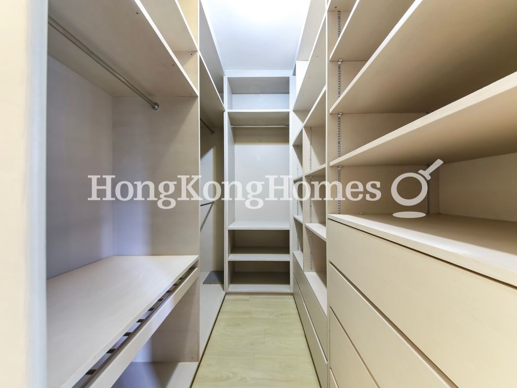 Walk-in Closet in Master Bedroom — 麥當奴大廈，中半山