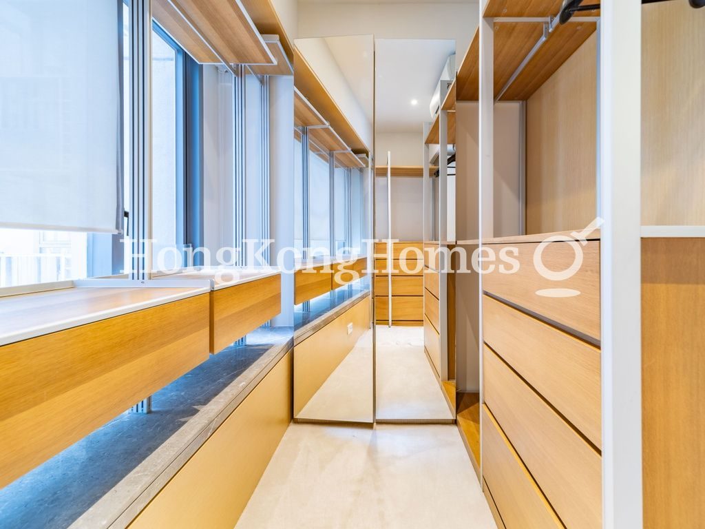 Walk-in Closet in Master Bedroom — 懿峯，西半山