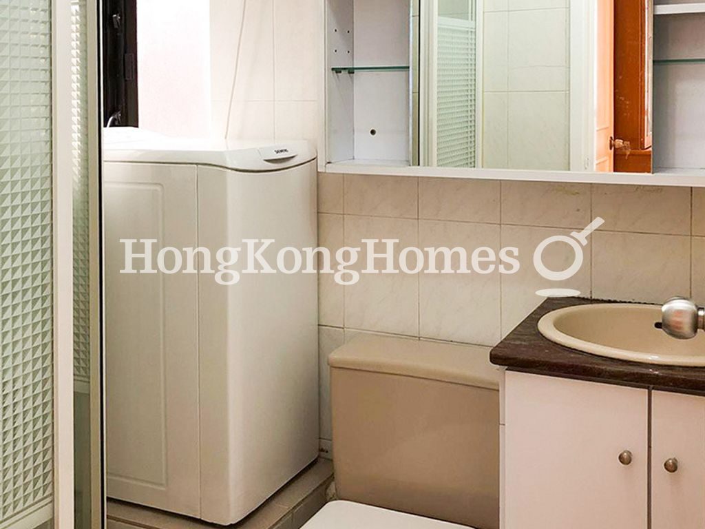 Guest Bathroom — Cheery Garden, Mid-levels West