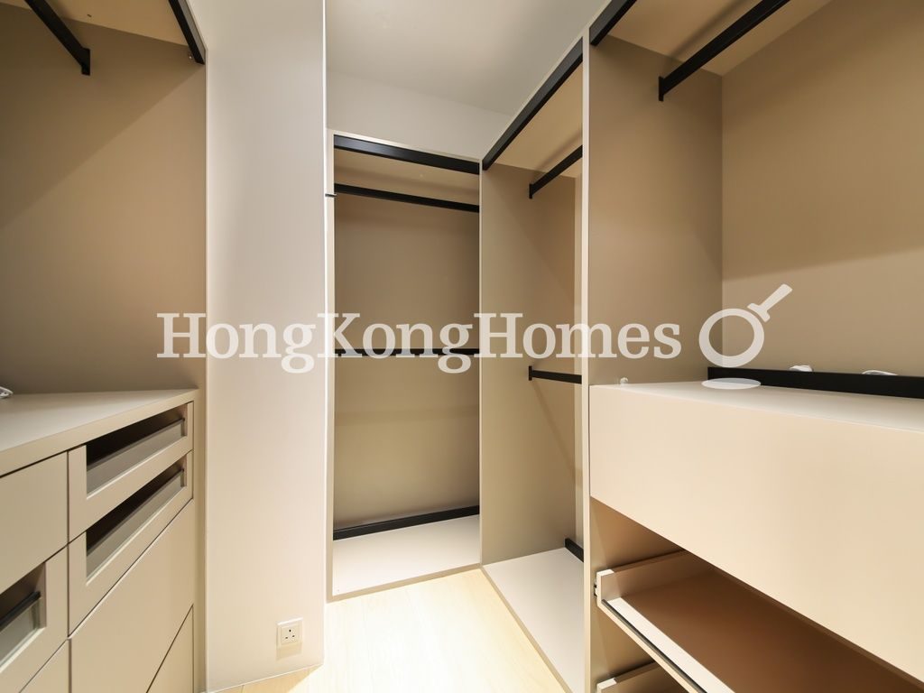 Walk-in Closet in Master Bedroom — 高雲大廈，中半山