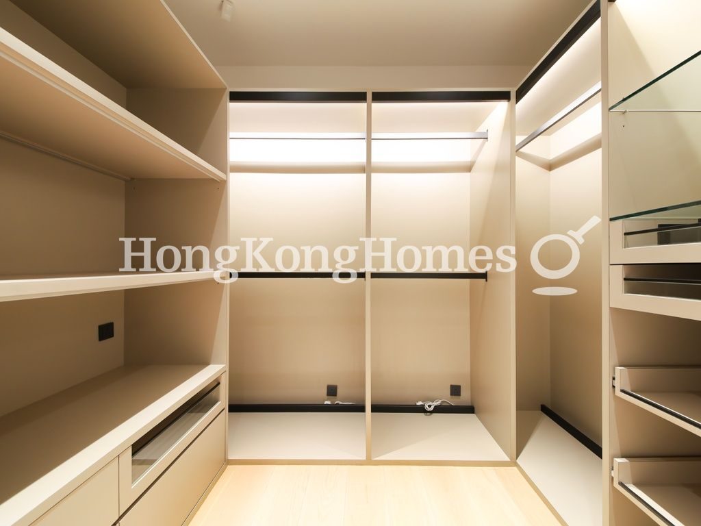 Walk-in Closet in Master Bedroom — 高雲大廈，中半山