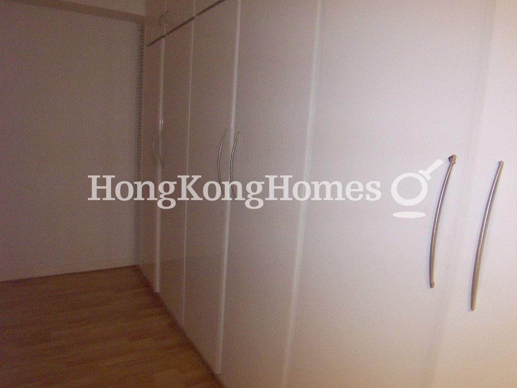 Walk-in Closet in Master Bedroom — 南灣大廈，淺水灣