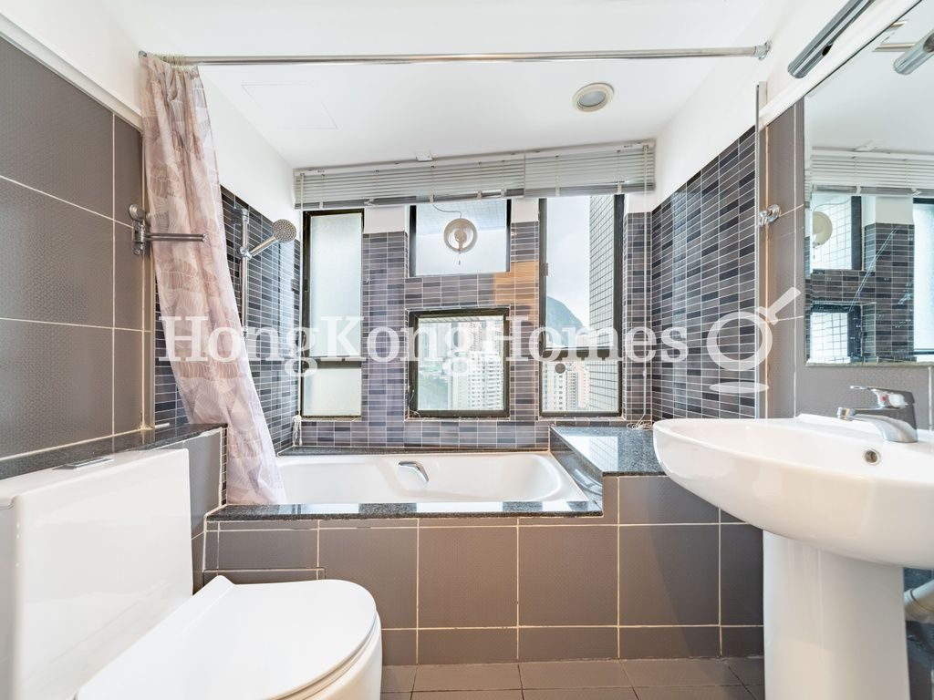 Second Ensuite Bathroom — Birchwood Place, Mid-levels Central