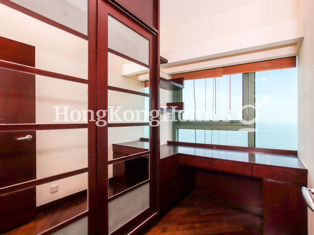 Study Area in Master Bedroom — 豪峰 II，薄扶林
