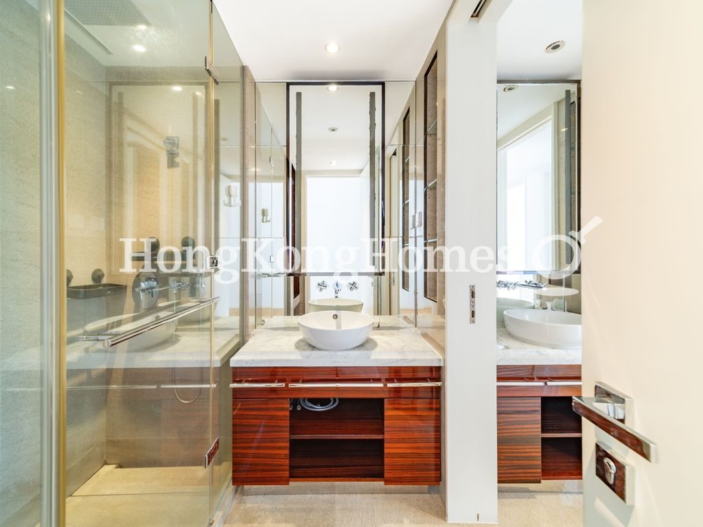 Guest Bathroom — Seymour, Mid-levels West