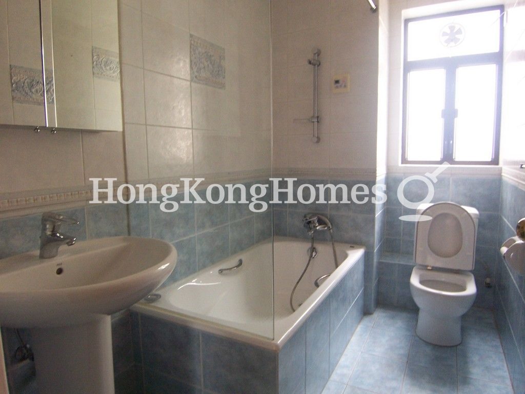 Guest Bathroom — 龍景樓，中半山