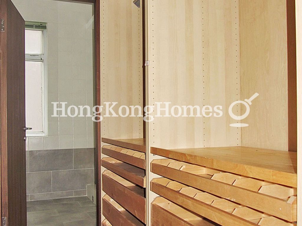 Walk-in Closet in Master Bedroom — 康苑 A-B座，西半山