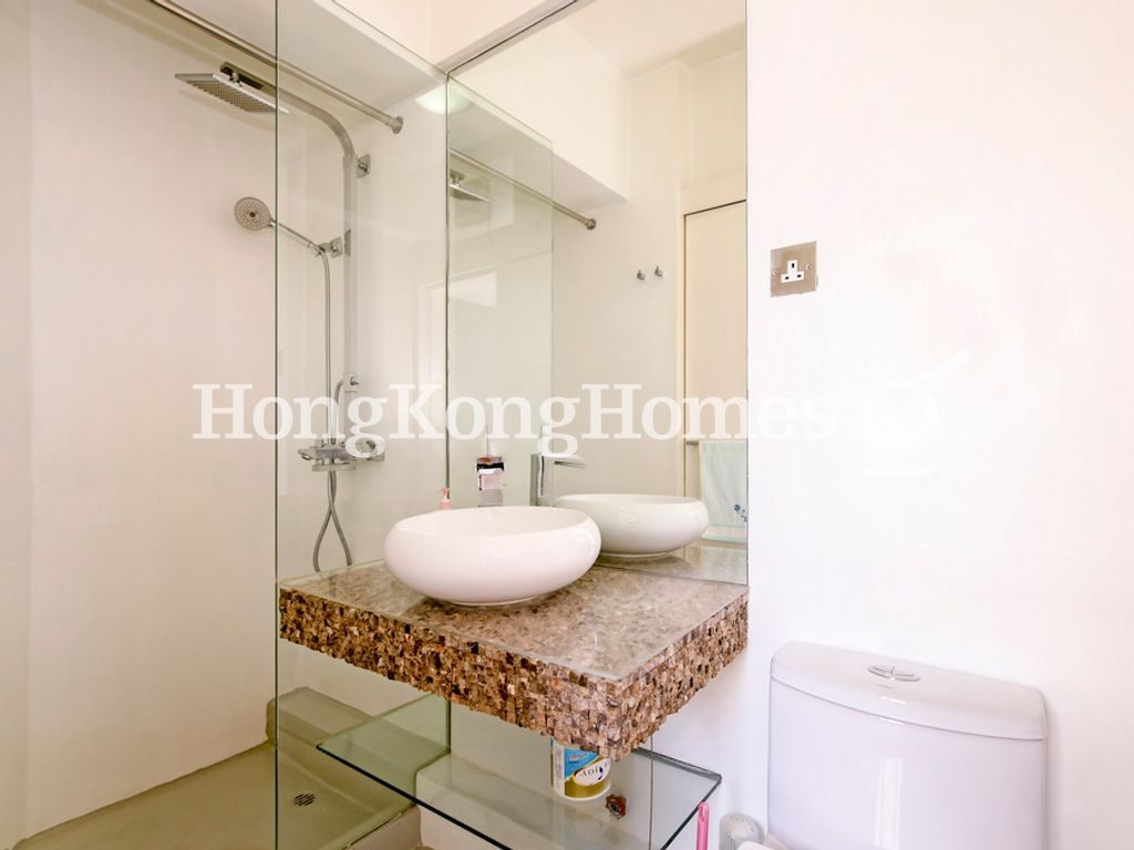 Guest Bathroom — 海天徑 19-25號，舂坎角