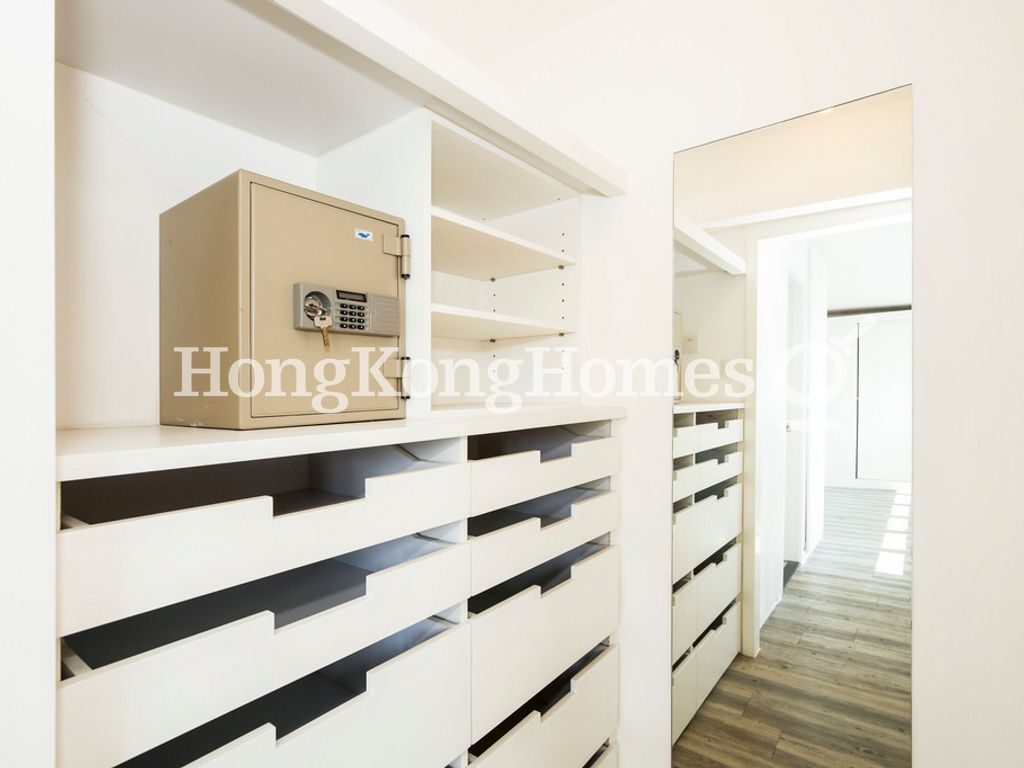 Walk-in Closet in Master Bedroom — 海天徑 19-25號，舂坎角