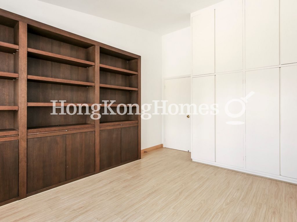 Built-in Wardrobe in Second Bedroom — 海天徑 19-25號，舂坎角