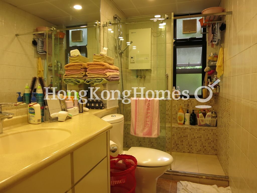 Guest Bathroom — 寶園，中半山