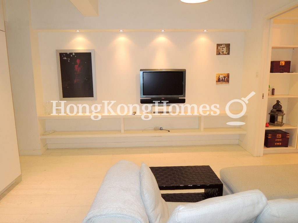 Living Area — 般咸道 17 號，西半山