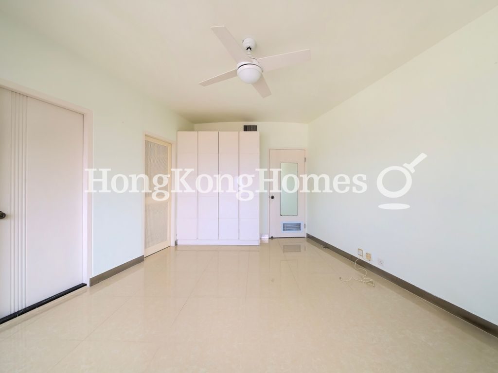 Built-In Wardrobe In Master Bedroom — 世紀大廈 1座，中半山