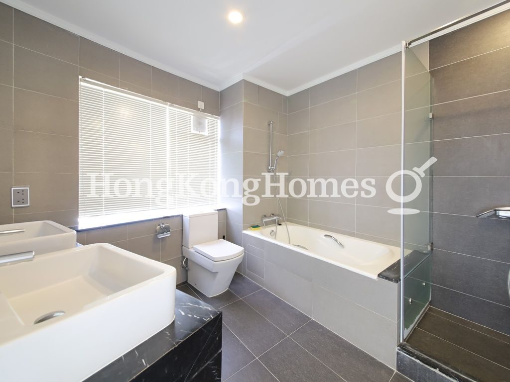 Master Bathroom — 世紀大廈 1座，中半山