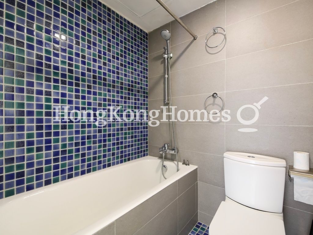 Guest Bathroom — 世紀大廈 1座，中半山