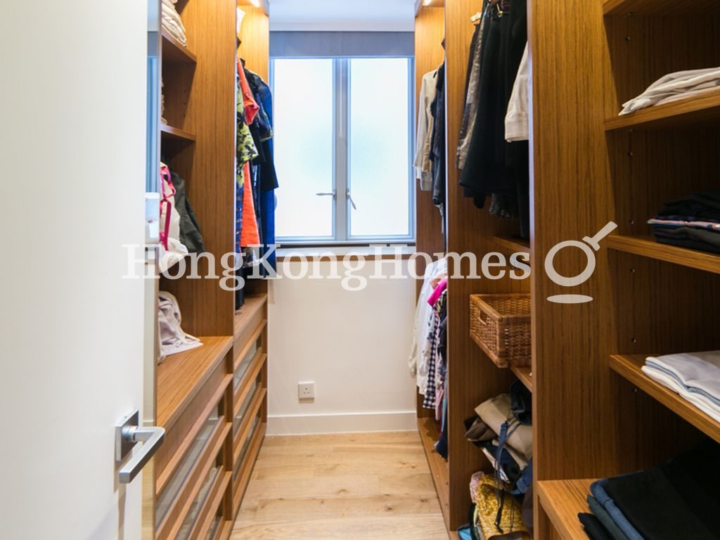 Walk-in Closet in Master Bedroom — 碧蕙園 - B座，東半山