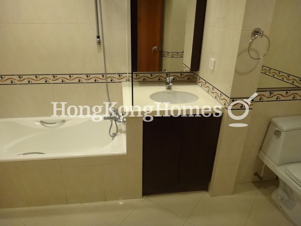 Guest Bathroom — 地利根德閣 1座，中半山
