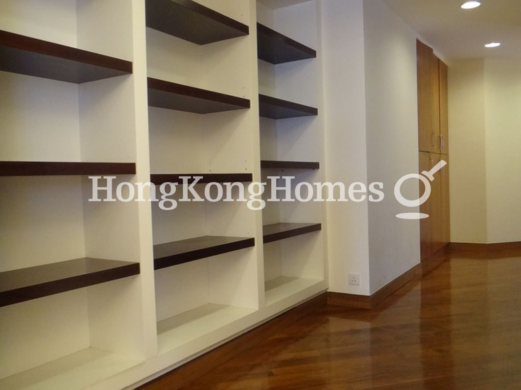 Fitted Shelves in Entrance Way — 地利根德閣 1座，中半山
