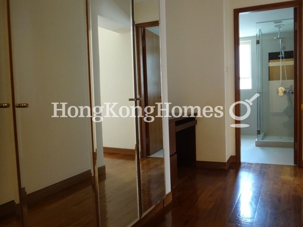 Built-in Wardrobe in Master Bedroom — 地利根德閣 1座，中半山