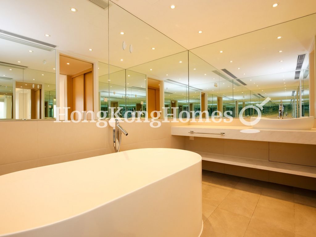 Master Bathroom — 會景閣，灣仔