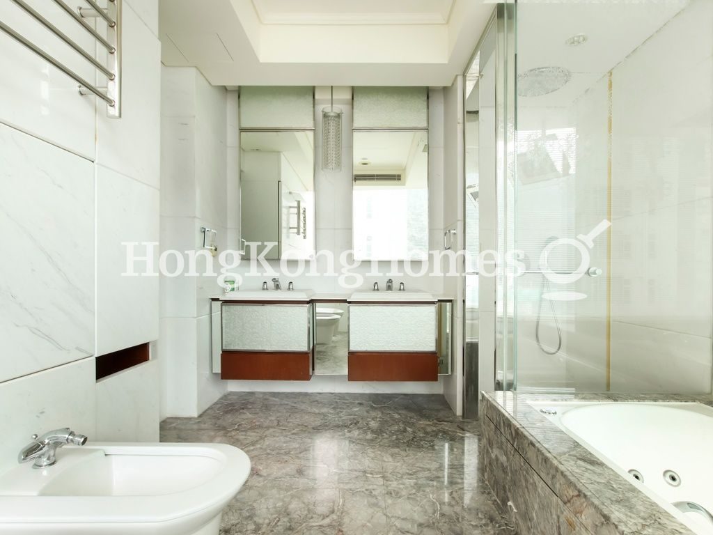 Master Bathroom — 羅便臣道 31 號，西半山