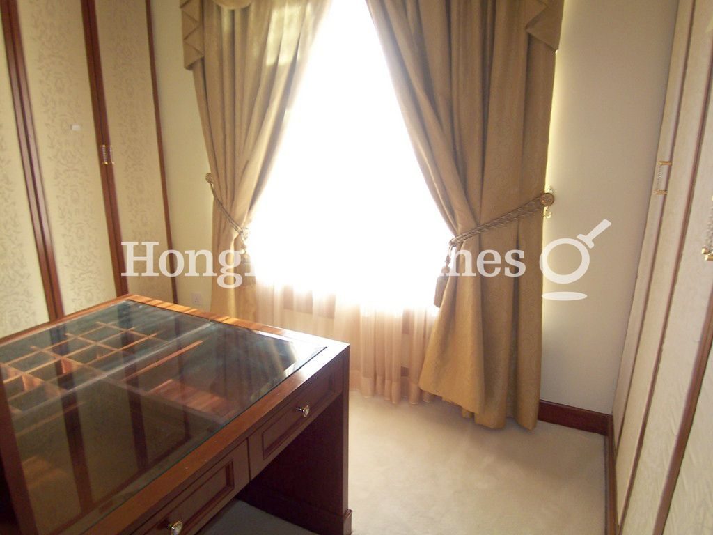 Built-in Wardrobe in Master Bedroom — 紅山半島 - 第05座，大潭