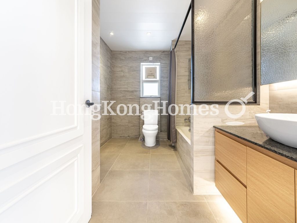 Guest Bathroom — 瑞燕大廈，山頂
