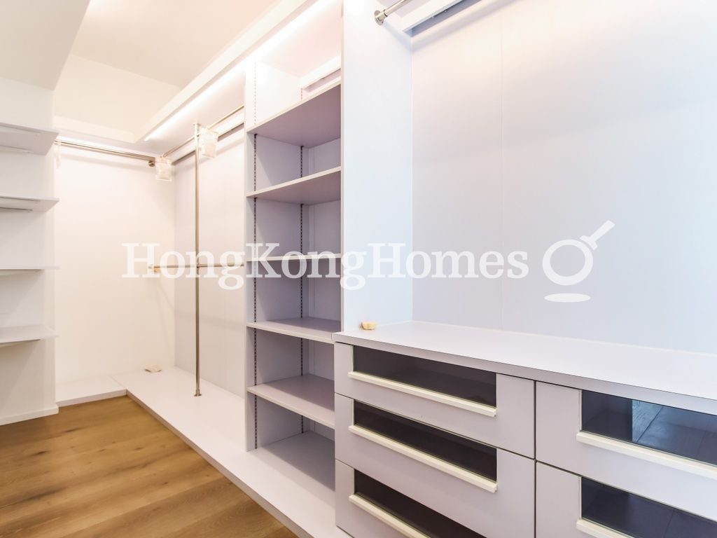 Walk-in Closet in Master Bedroom — 瑞燕大廈，山頂