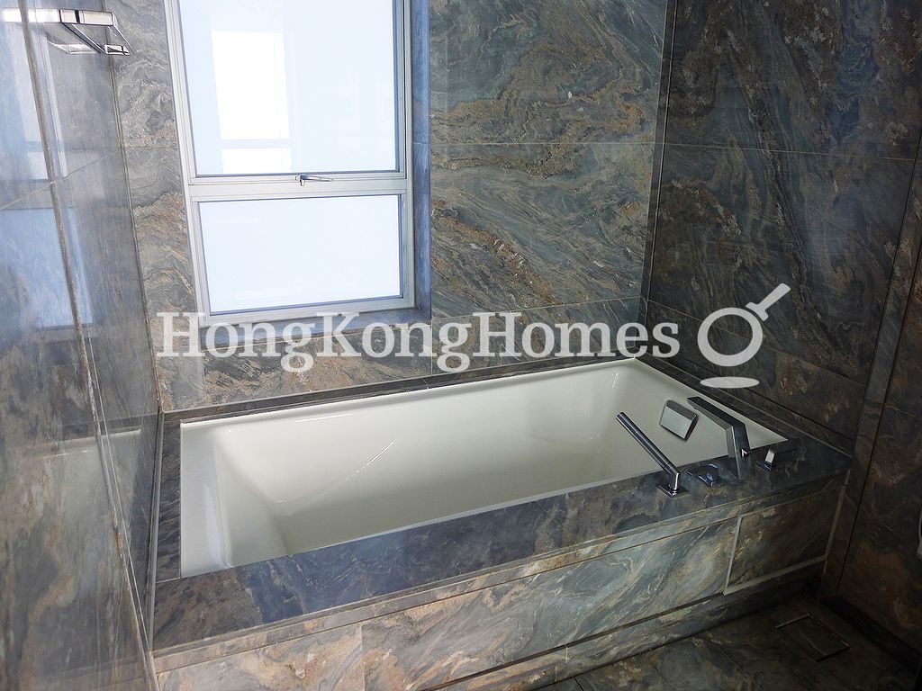 Bathtub in Master Bathroom — Larvotto - Block 2, Ap Lei Chau