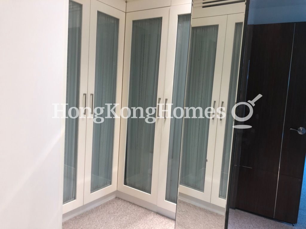 Walk-in Closet in Master Bedroom — 肇輝台8號，東半山