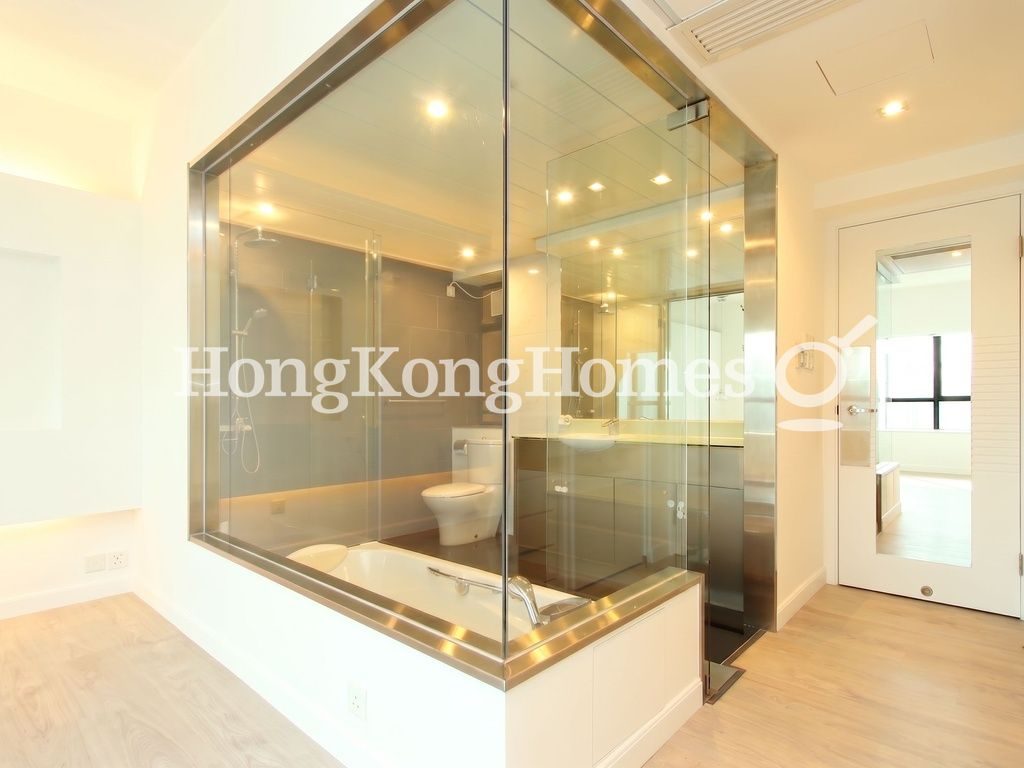 Master Bathroom — Dynasty Court - Block 04, Mid-levels Central