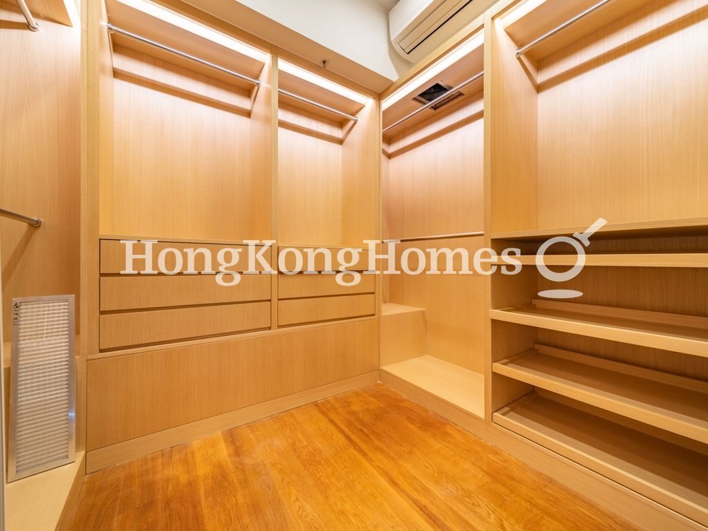 Walk-in Closet in Master Bedroom — 君珀，中半山