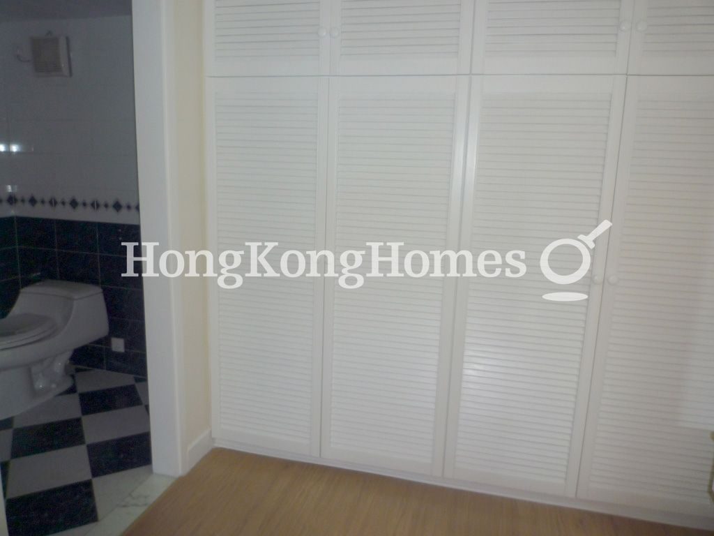 Walk-in Closet in Master Bedroom — 愛都大廈 - 第03座，中半山
