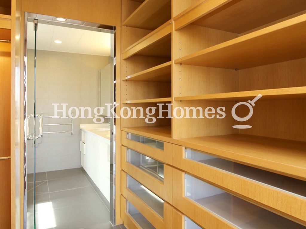 Walk In Closet from Master Bedroom — 御花園 - 第02座，中半山