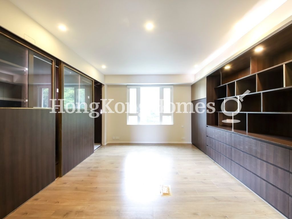 Walk-in Closet in Master Bedroom — 雙溪，淺水灣