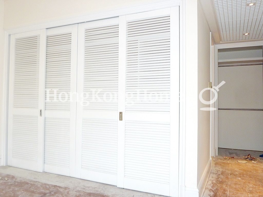 Built-in Wardrobe in Master Bedroom — 陽明山莊 17座 眺景台，淺水灣