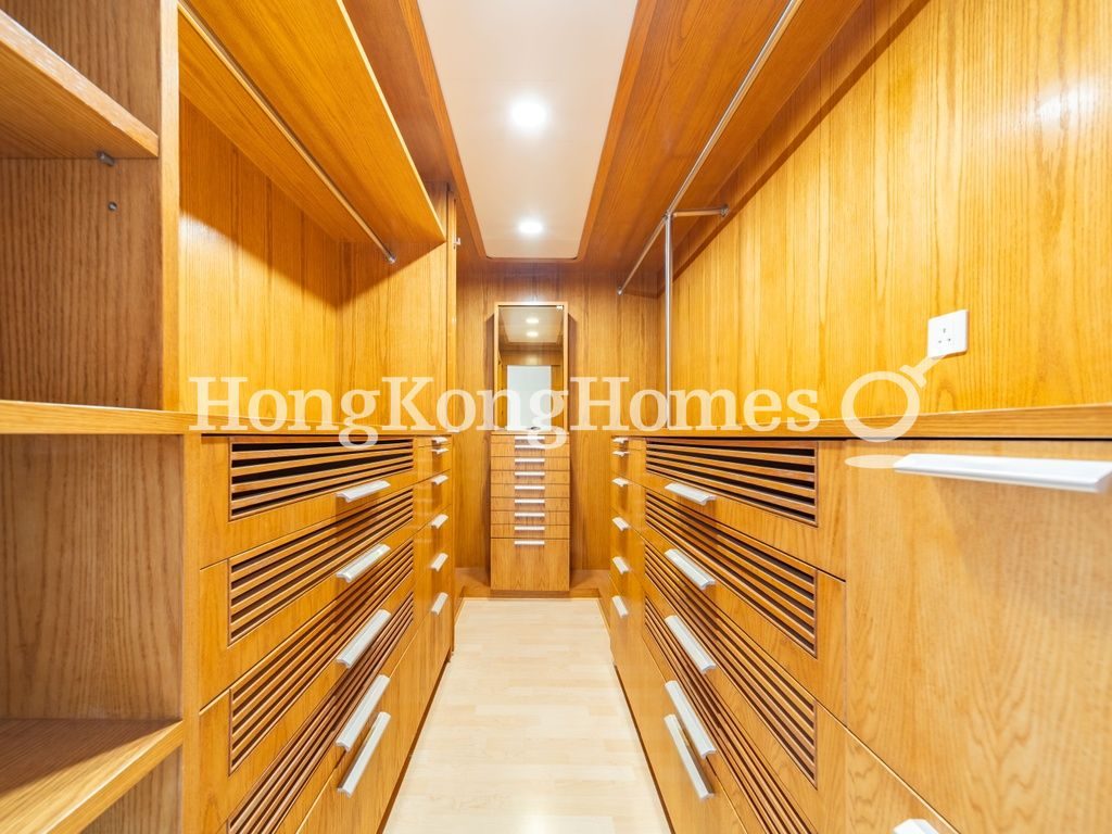 Walk-In Closet in Master Bedroom — 御花園 - 第02座，中半山