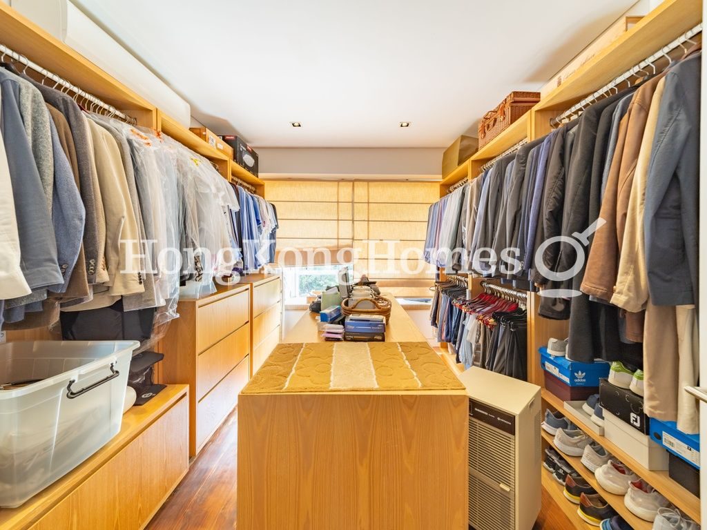Walk-in Closet in Master Bedroom — 華景園 - 第01座，淺水灣