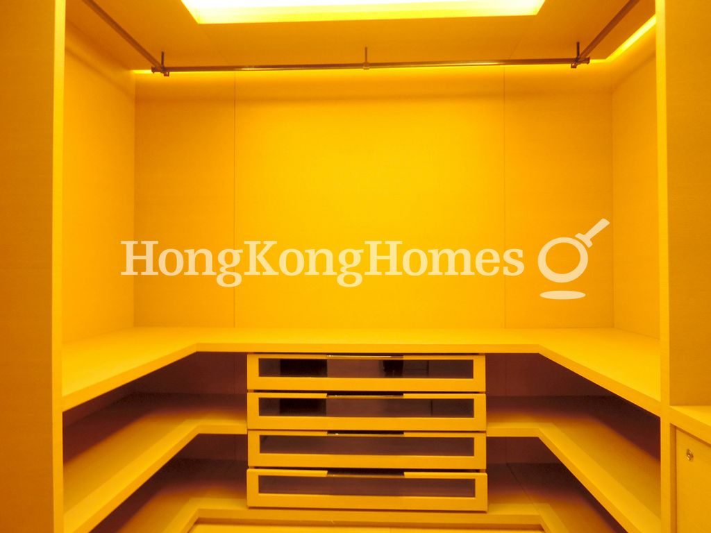 Walk-in Closet in Master Bedroom — Hampton，跑馬地